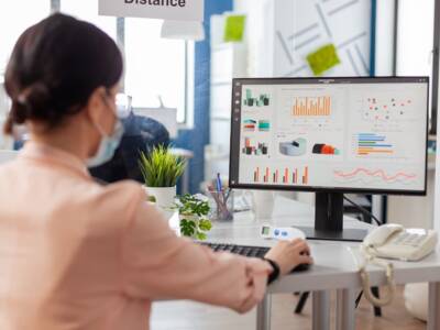 Femme consultant un tableau de bord KPI sur son ordinateur portable