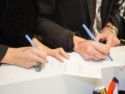 Deux personnes remplissant des formulaires papier pendant une formation