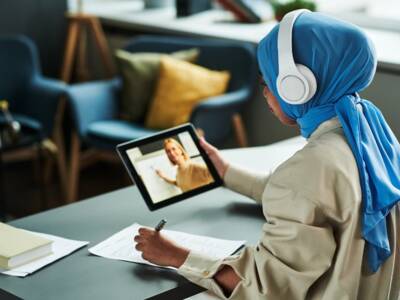 Jeune femme suivant un cours en ligne interactif sur une tablette